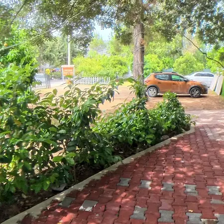Secret Garden & אתר קמפינג 4*